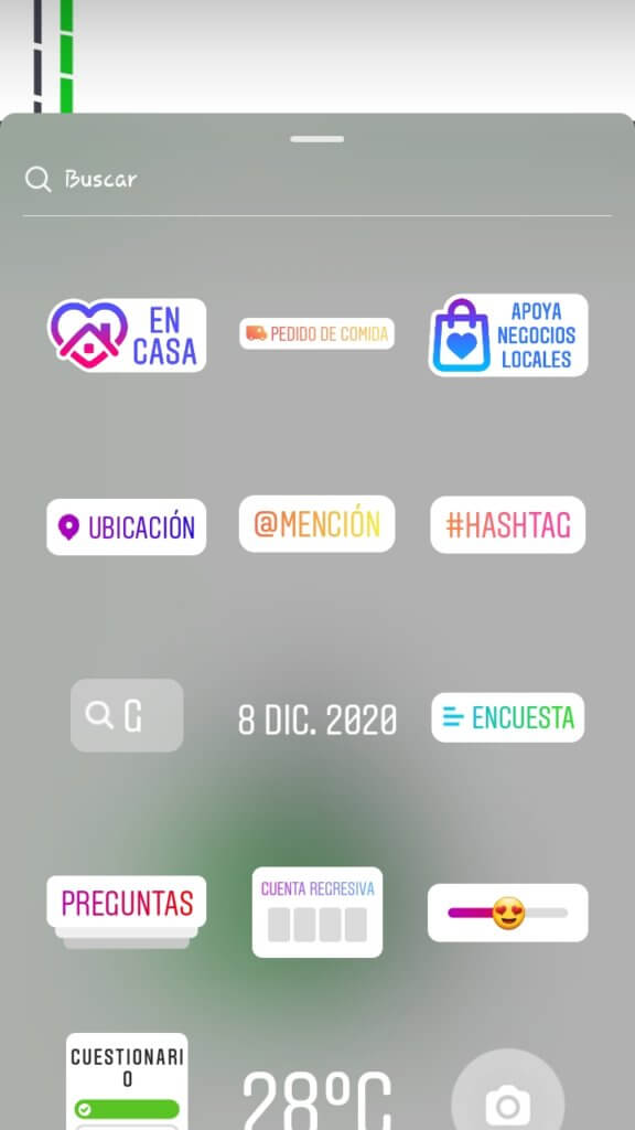 Agrega un stikers, tu ubicación o lo que deseas. 